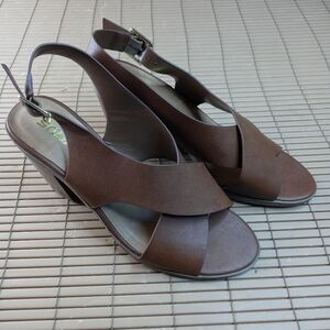 Soda Tan Womens 3" Block Heel Strap shoe size 10 new without box display. TUpem.